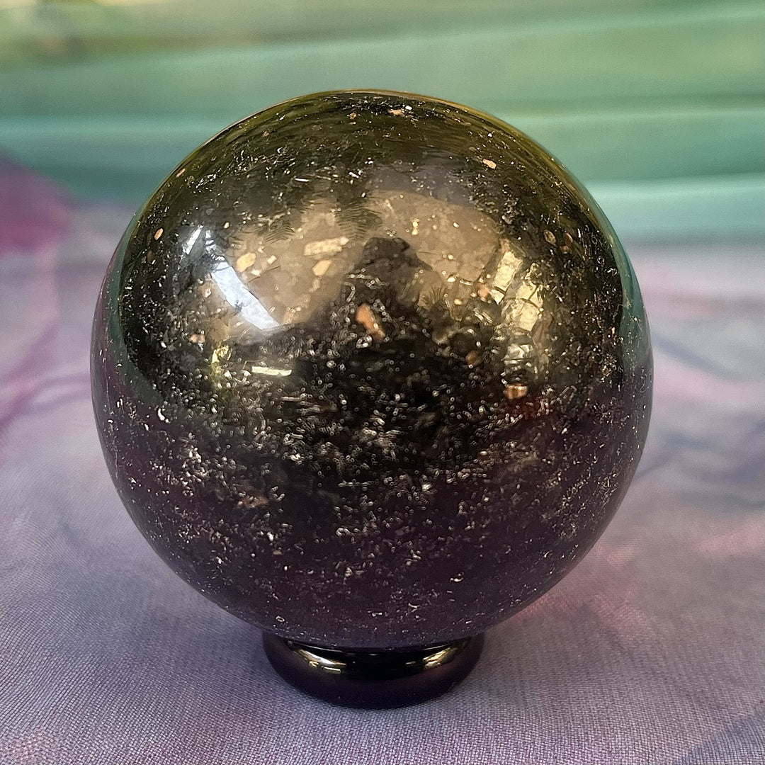 Sphere Nuumite 5.4 cm