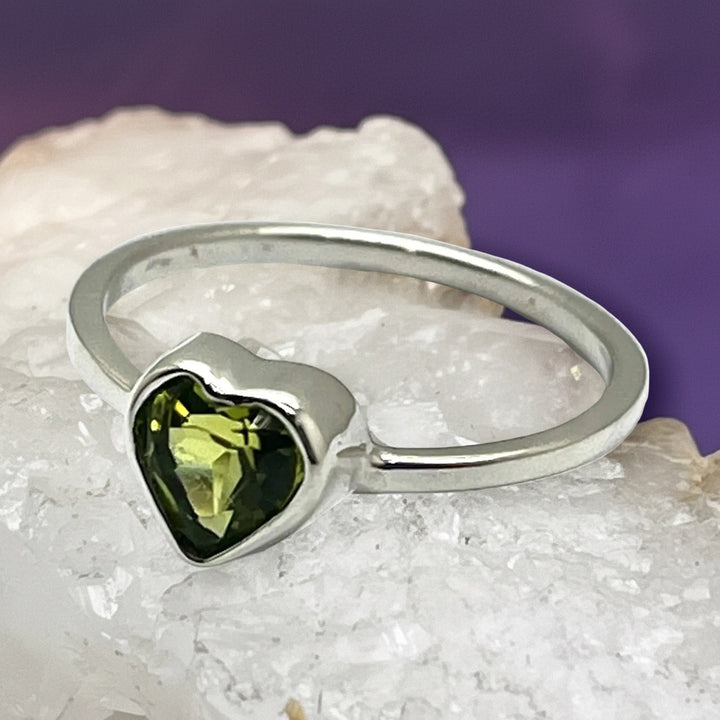Ring Peridot Heart Faceted 0.6 cm