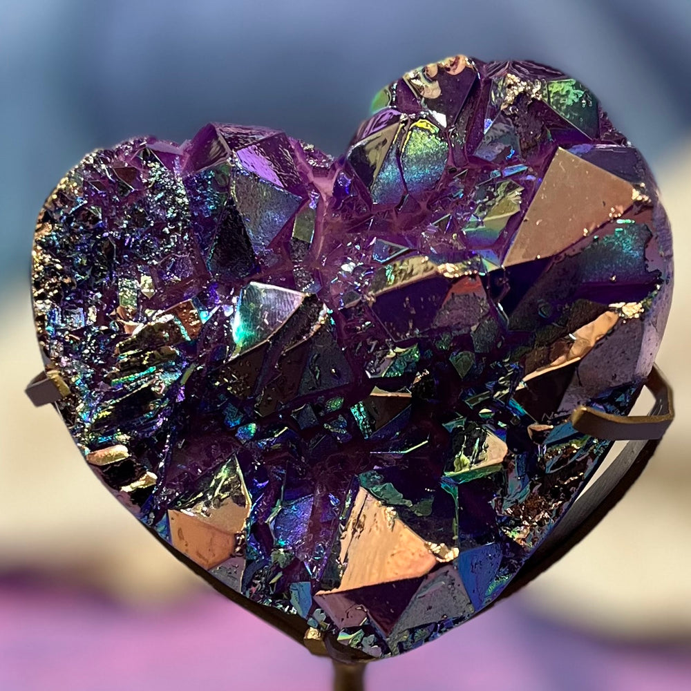 Heart Aura Cluster on Stand 7.6 cm | Carpe Diem With Remi