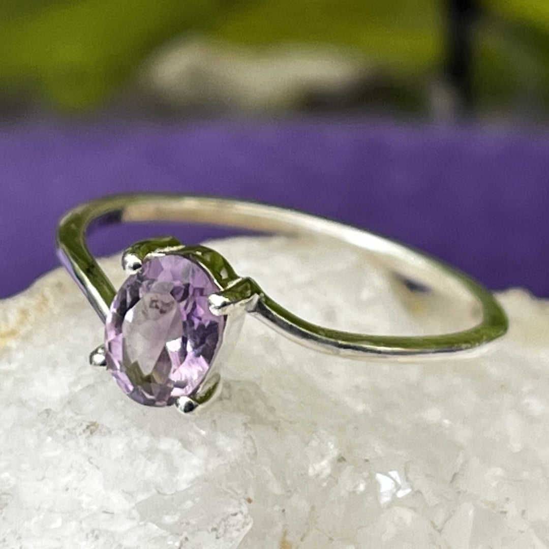 Ring Amethyst Oval Claw Setting Faceted 0.6 cm