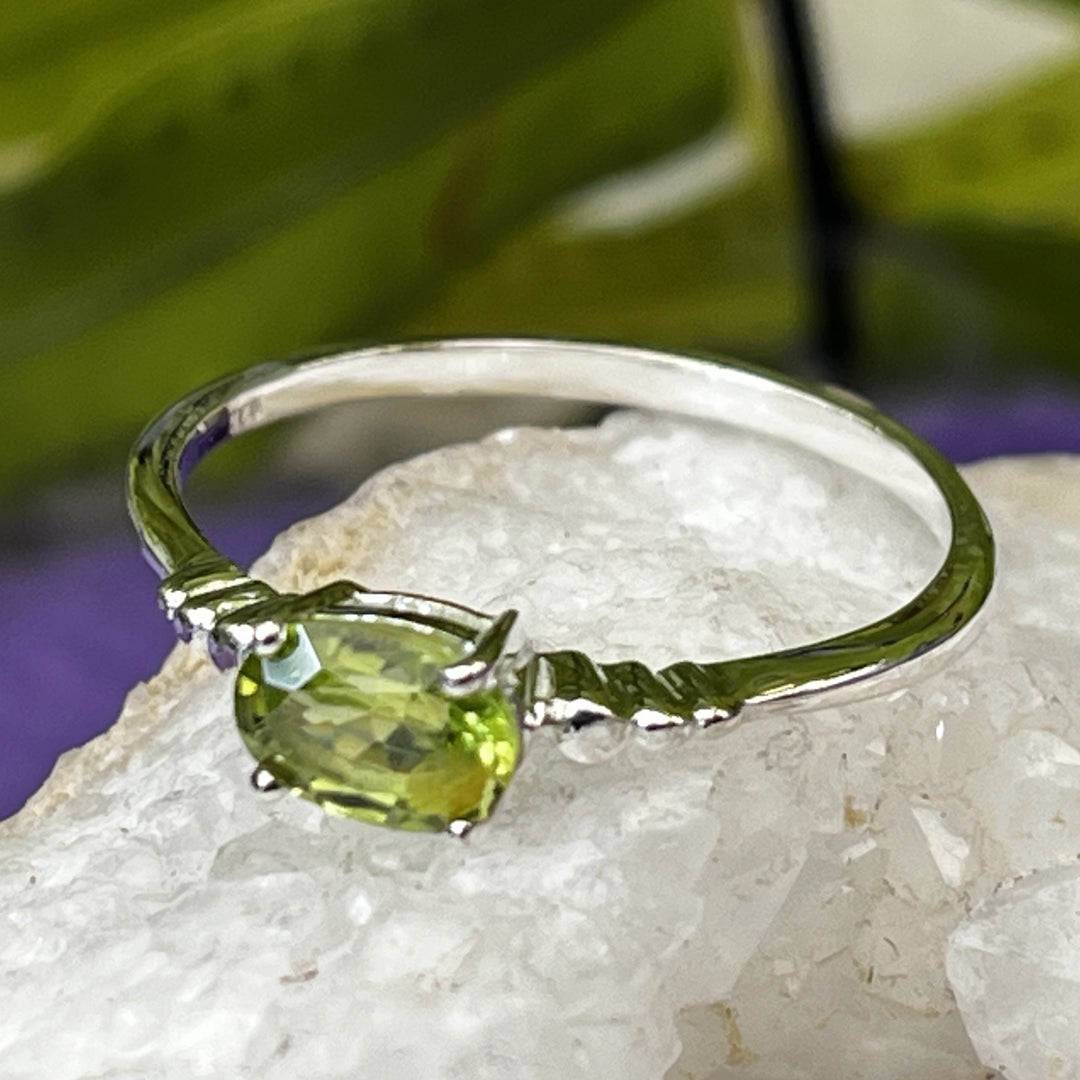 Ring Peridot Oval Claw Setting Faceted 0.6 cm