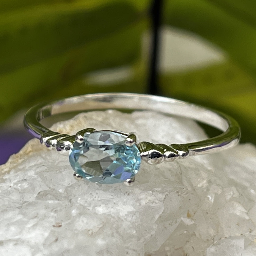 Ring Blue Topaz Oval Claw Setting Faceted 0.6 cm