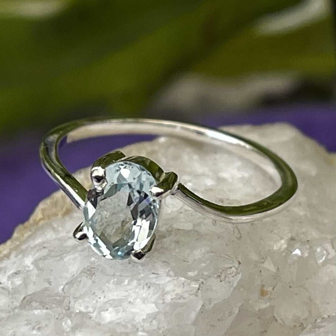Ring Blue Topaz Oval Faceted 0.6 cm