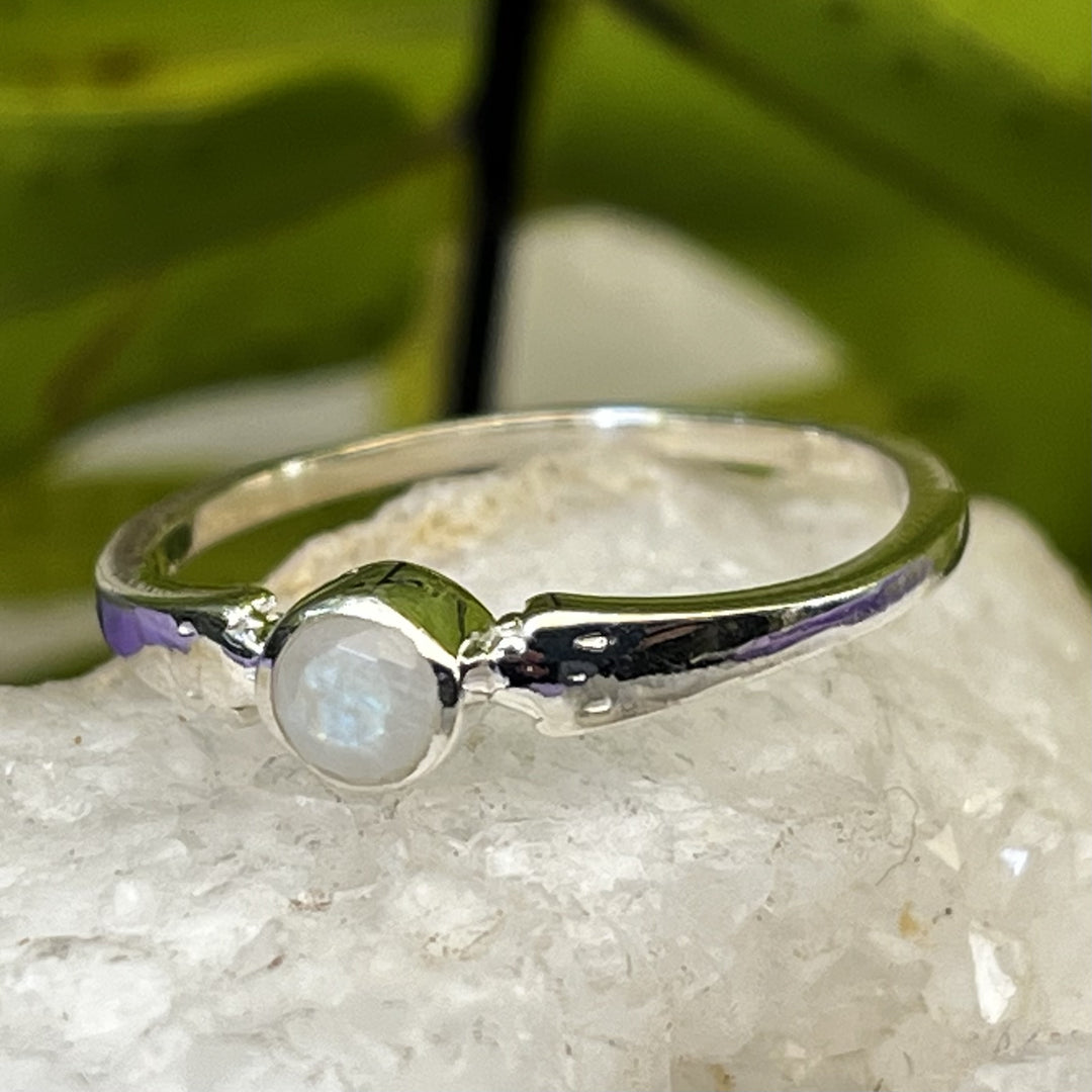 Ring Rainbow Moonstone Round Facet 0.3 cm