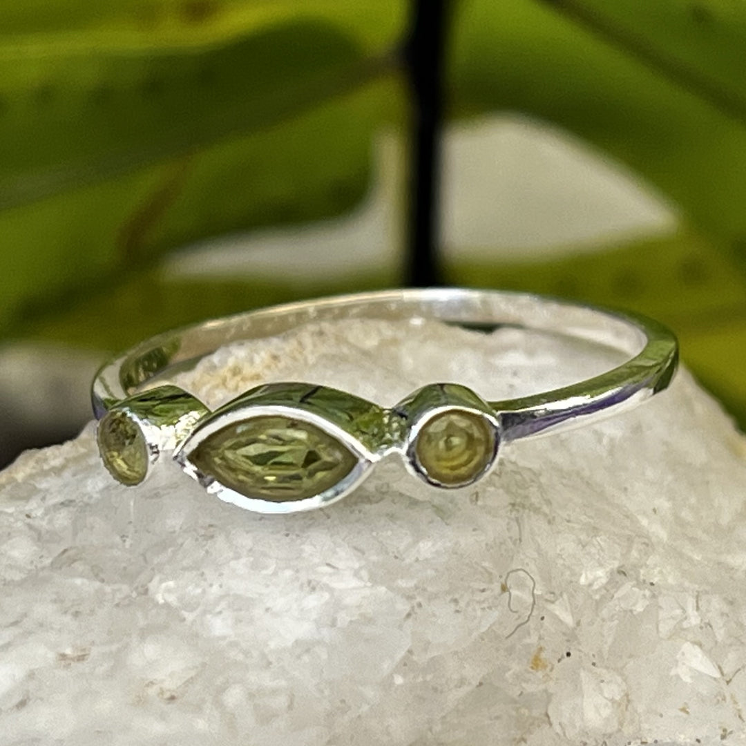Ring Peridot 3 Stone Faceted 0.5 cm