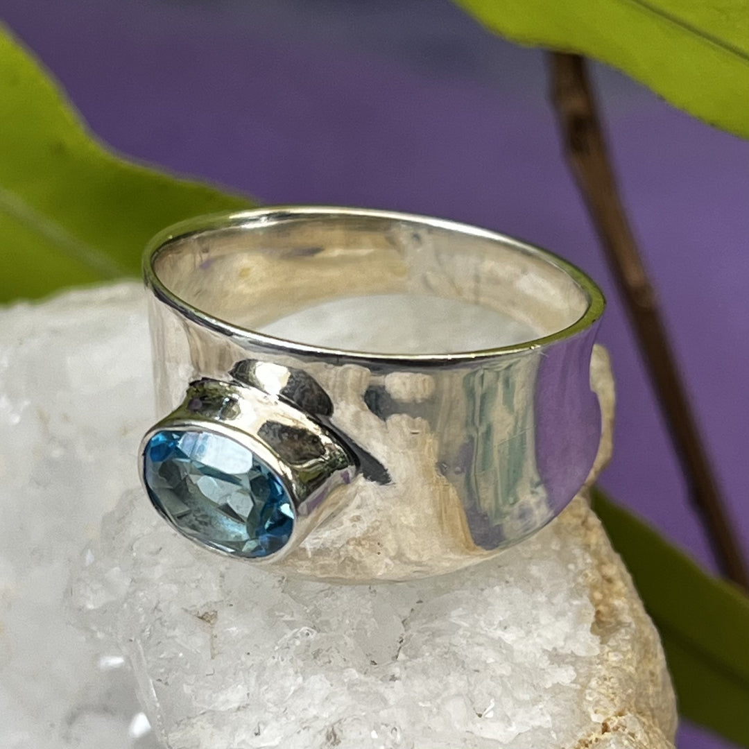 Ring Blue Topaz Oval Faceted 0.70 cm