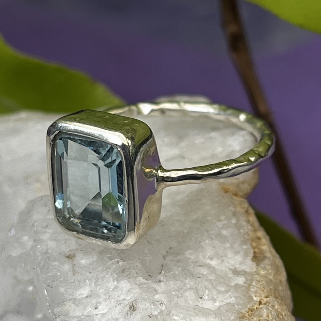 Ring Blue Topaz Faceted 0.70 cm