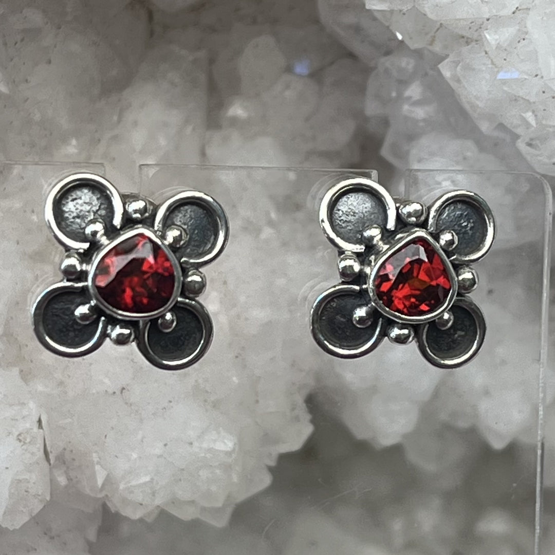 Earrings Garnet Flower Studs