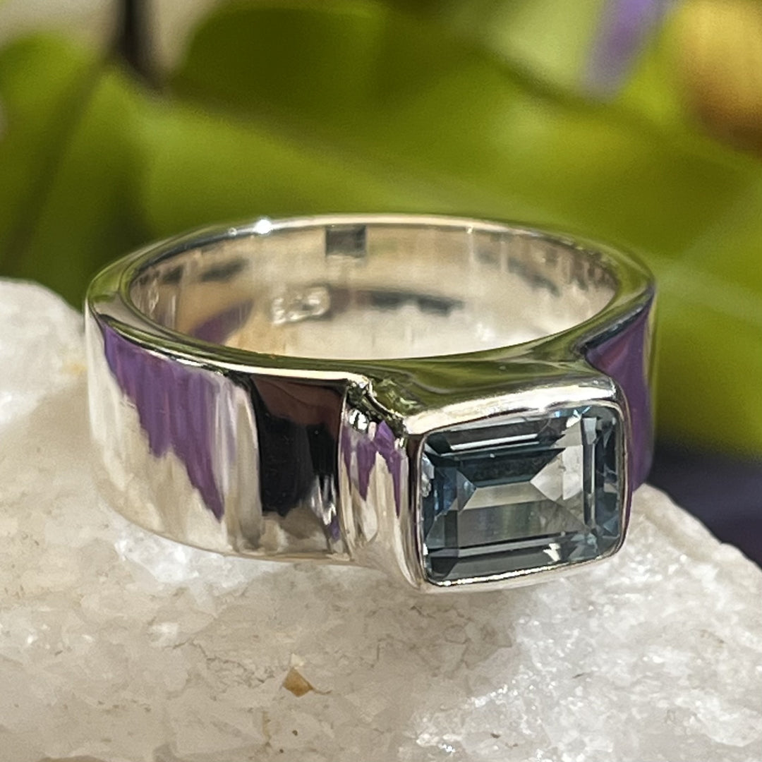 Ring Blue Topaz Rectangle Faceted 0.8 cm