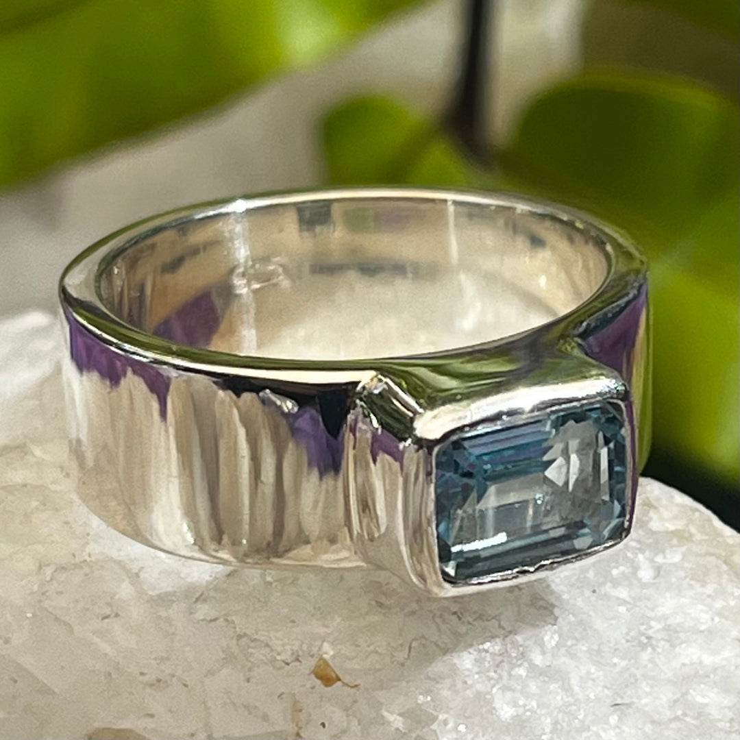 Ring Blue Topaz Rectangle Faceted 0.8 cm
