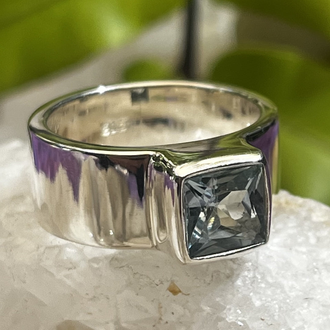 Ring Blue Topaz Square Faceted 0.7 cm