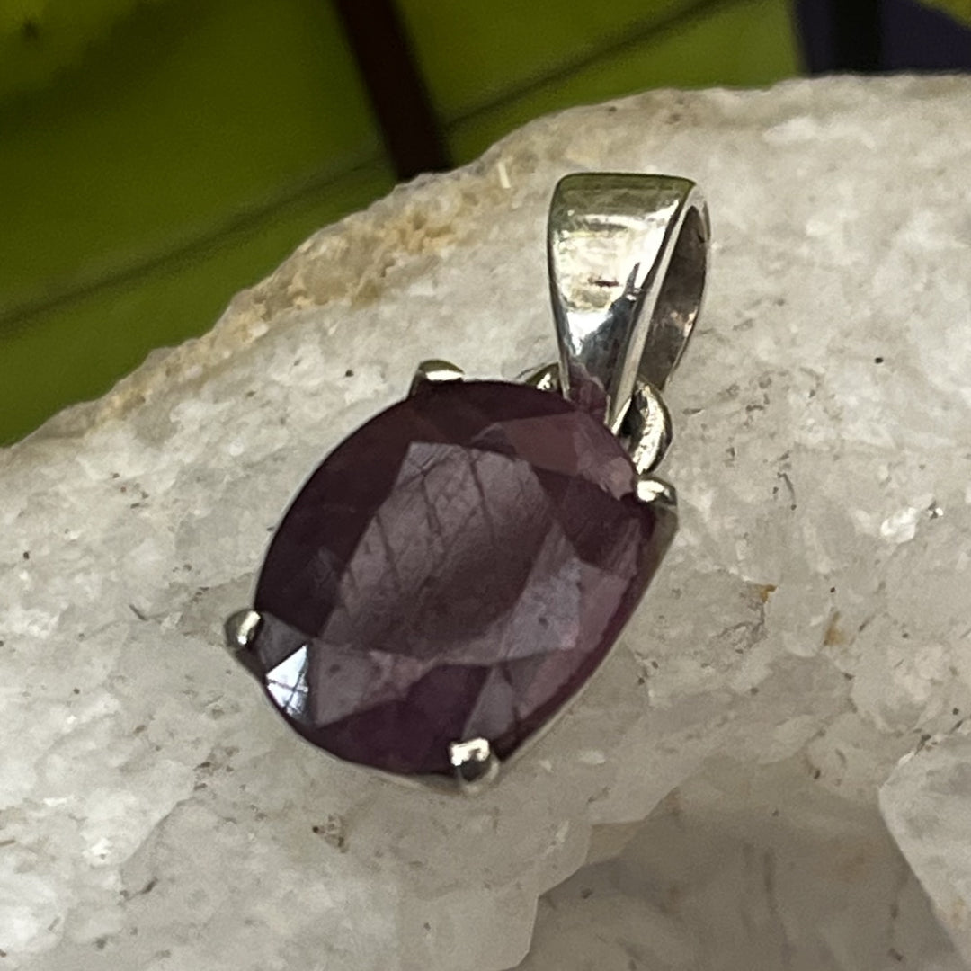 Pendant Ruby Oval Facet 1.9 cm