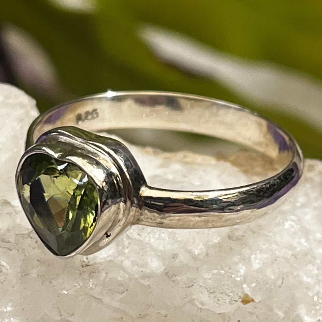 Ring Peridot Heart Faceted 0.7 cm