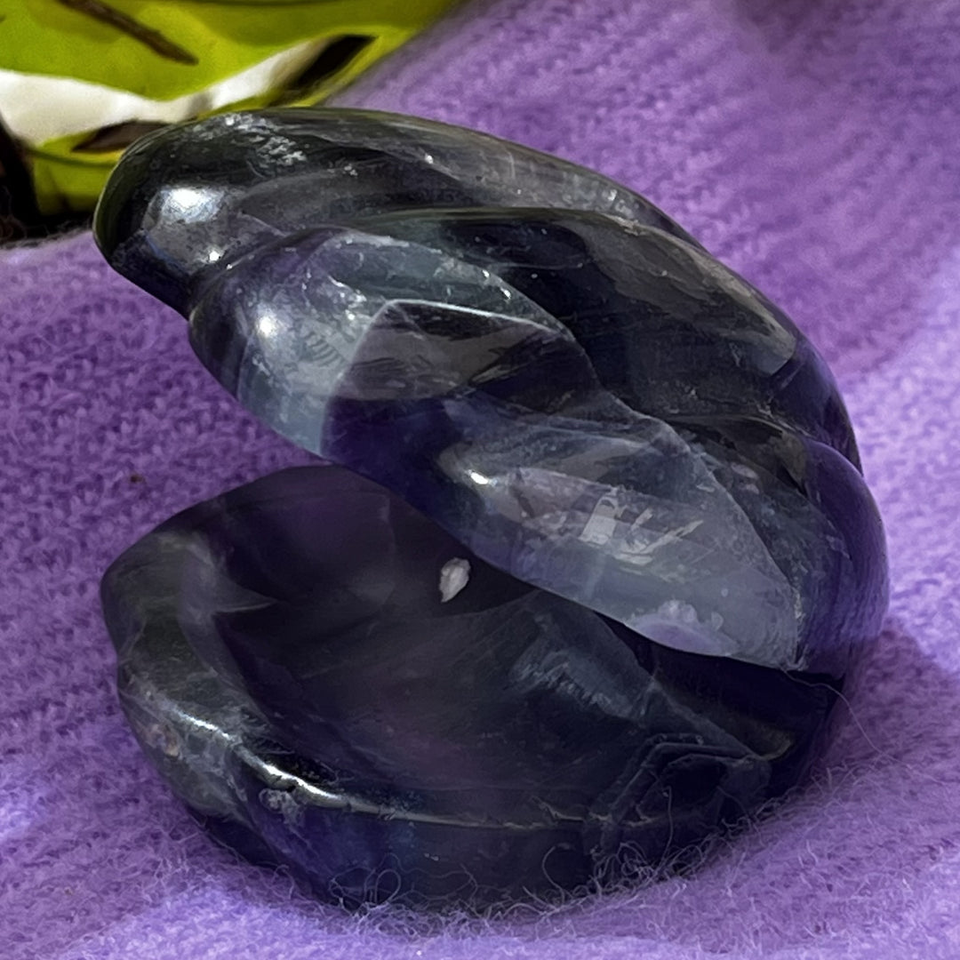 Clam Shell Fluorite Purple Carving 5.4 cm