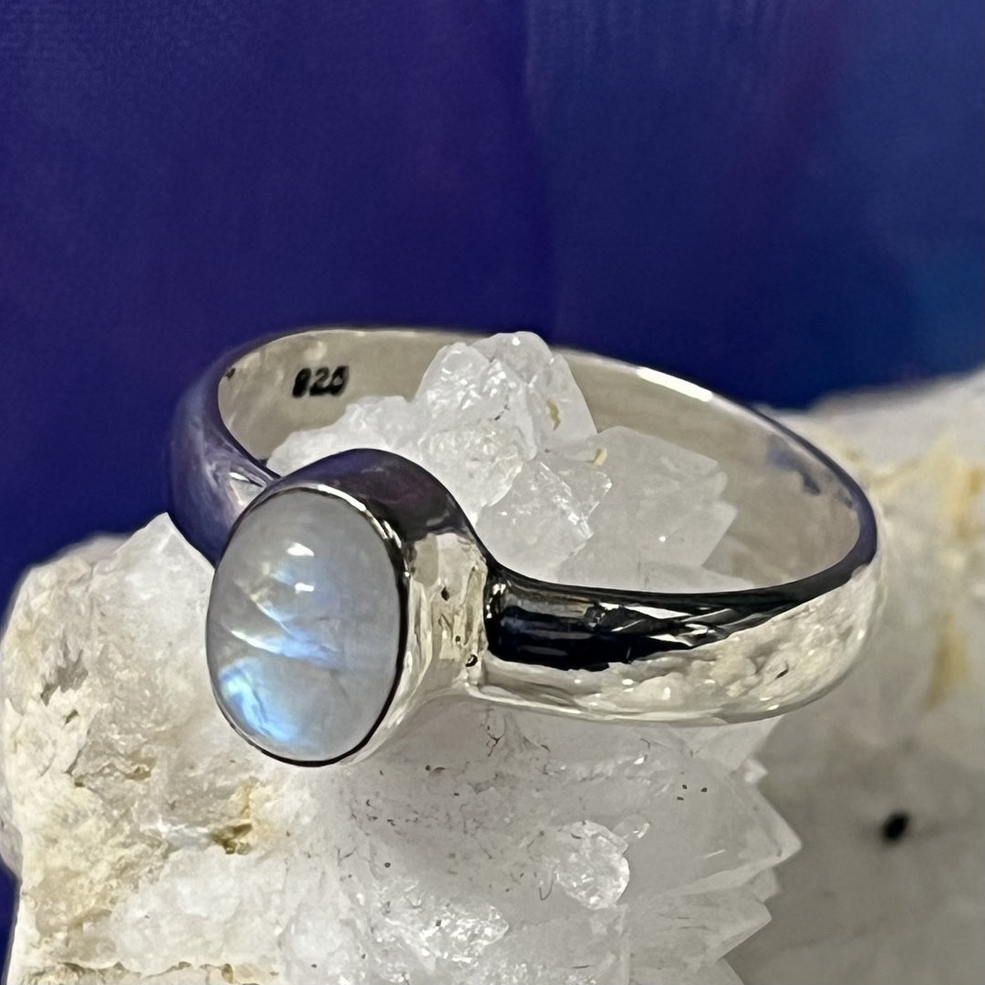Ring Rainbow Moonstone Oval 0.7 cm