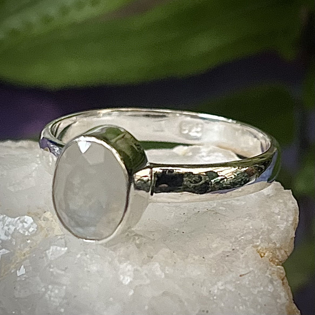 Ring Rainbow Moonstone Oval Facet 0.9 cm