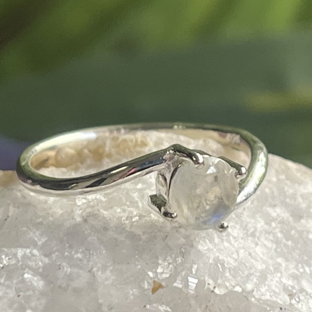 Ring Rainbow Moonstone Round Facet 0.5 cm