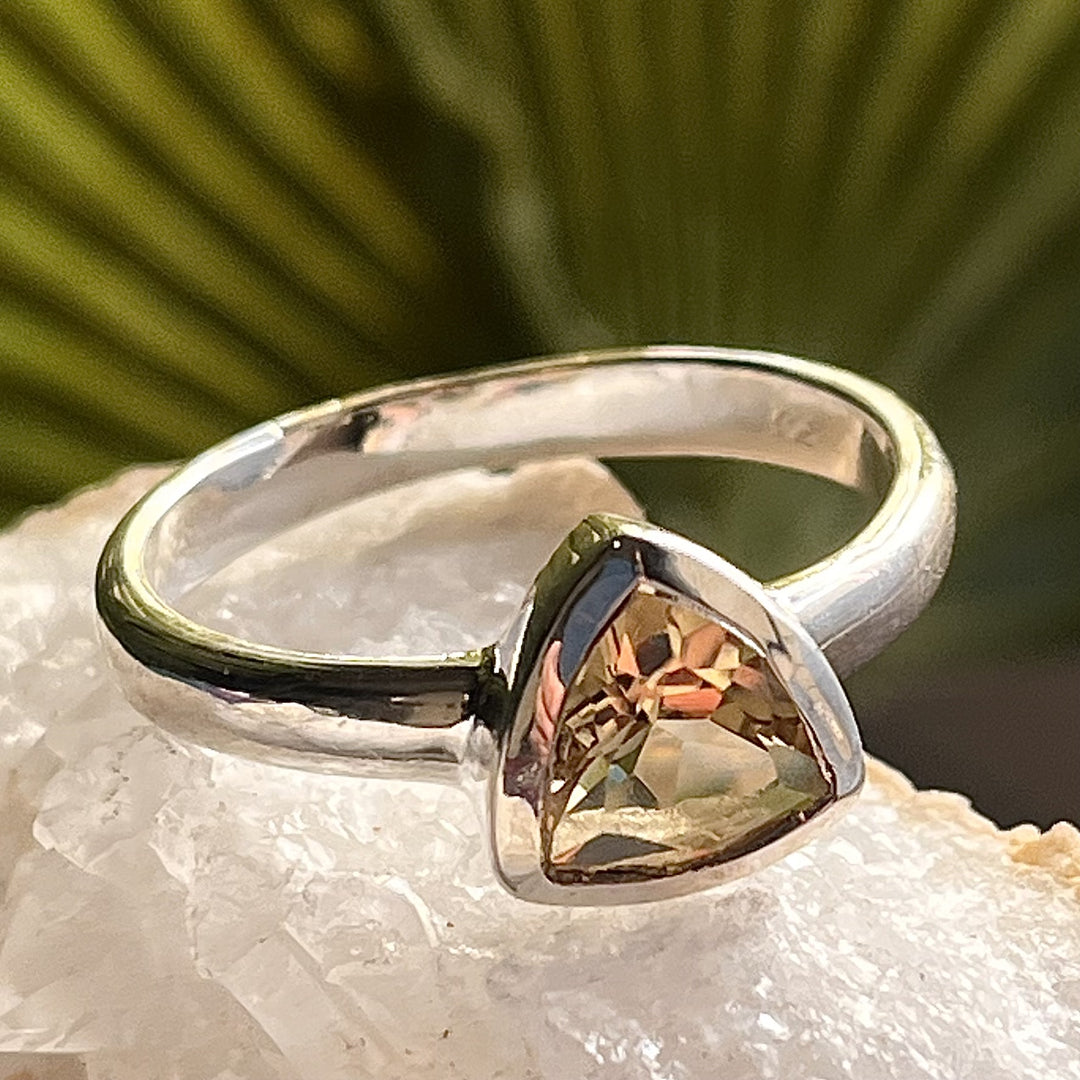Ring Citrine Triangular Faceted 0.7 cm