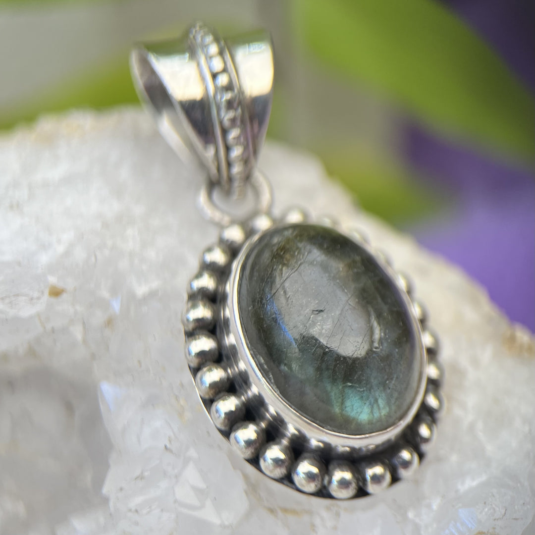Pendant Labradorite Oval Antique Dotted
