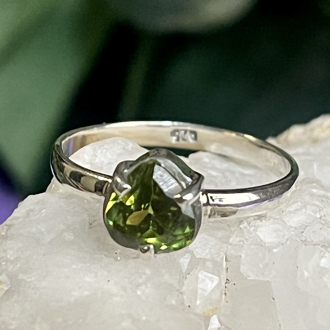 Ring Peridot Round Facet Claw Setting 0.6 cm