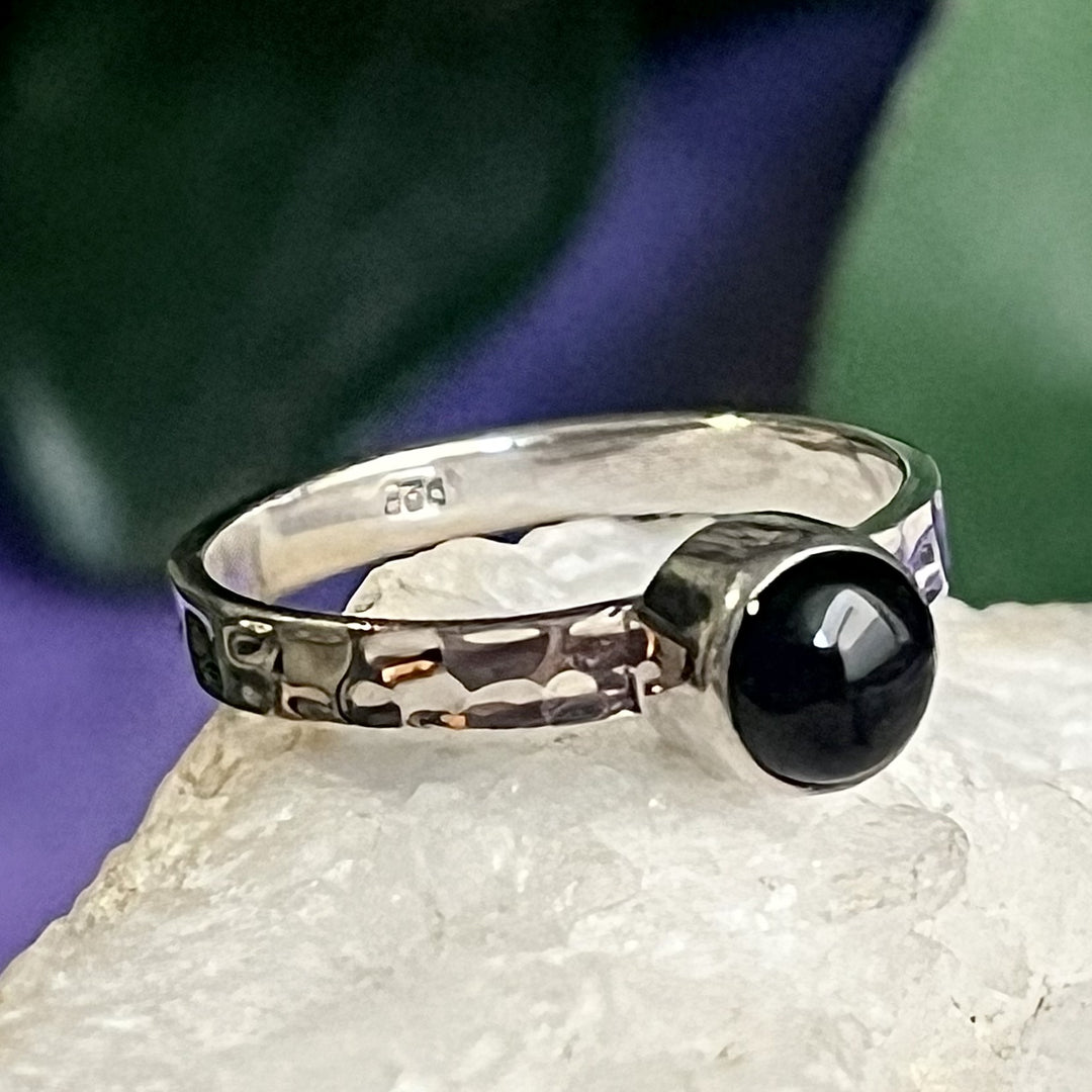 Ring Black Onyx Round Hammered 0.5 cm