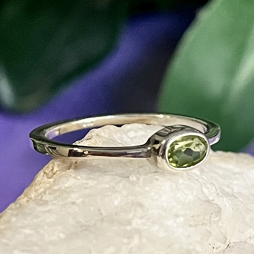 Ring Peridot Oval Facet 0.4 cm