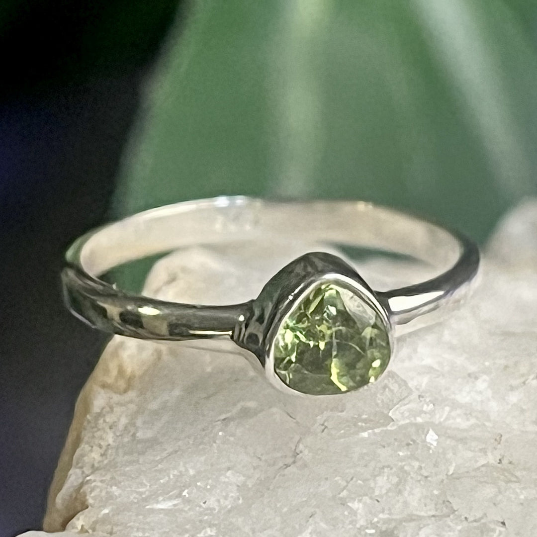 Ring Peridot Faceted 0.4 cm