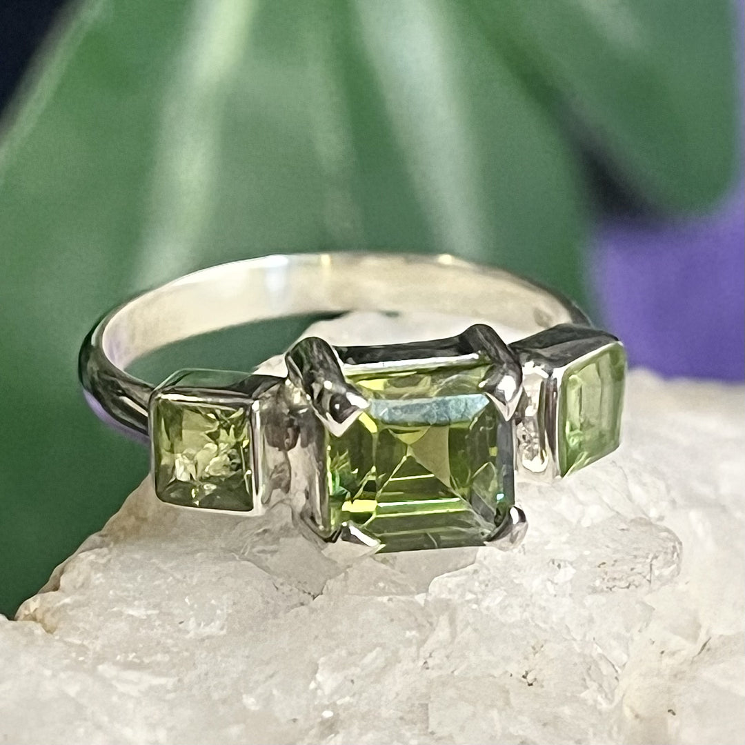 Ring Peridot 3 Stone Faceted