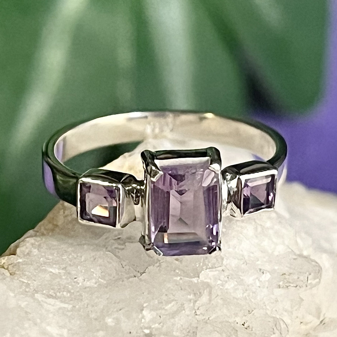 Ring Amethyst 3 Stone Faceted 0.6 cm