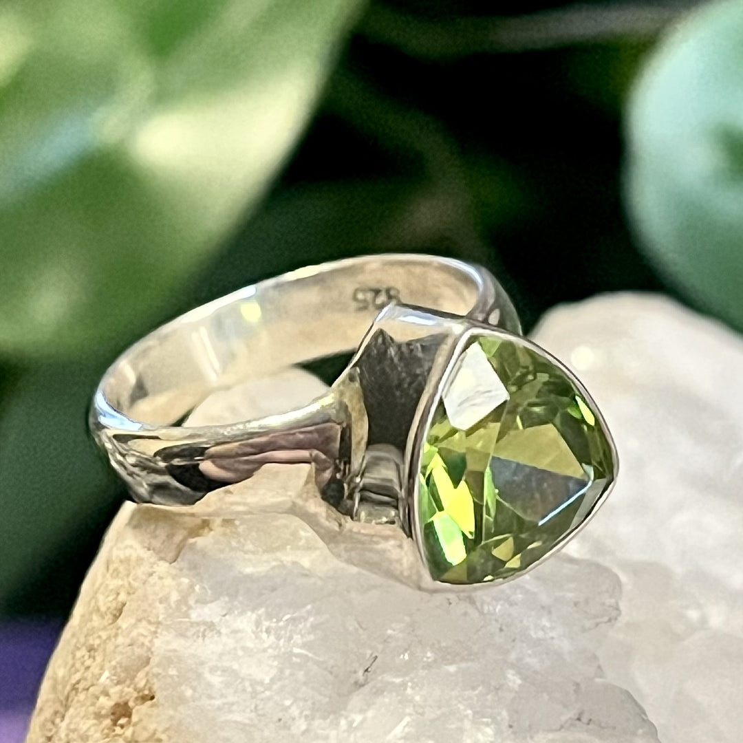 Ring Peridot Triangular Facet 0.9 cm