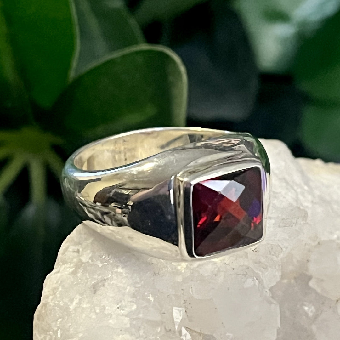 Ring Garnet Square Facet 0.9 cm