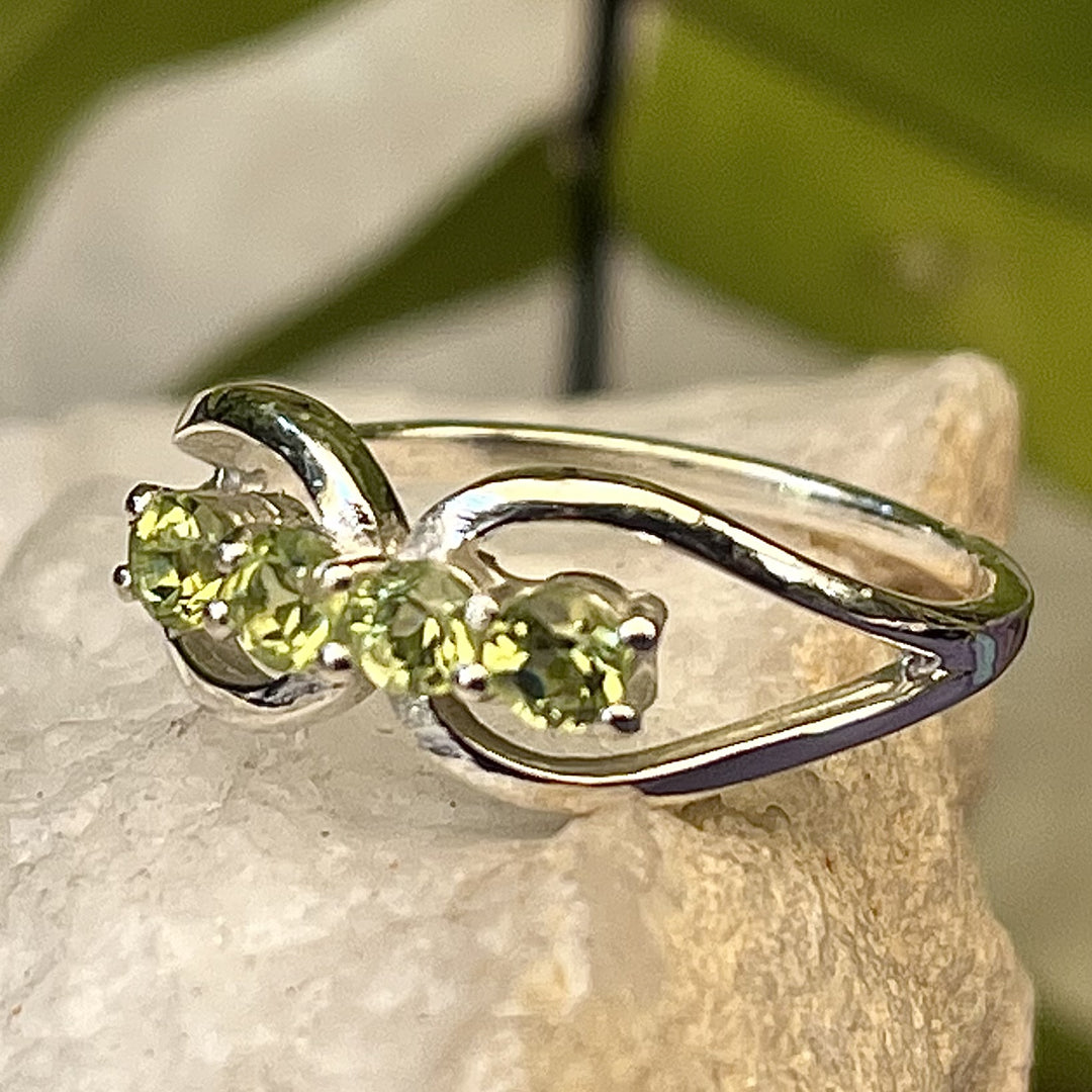 Ring Peridot 4 Stone Faceted