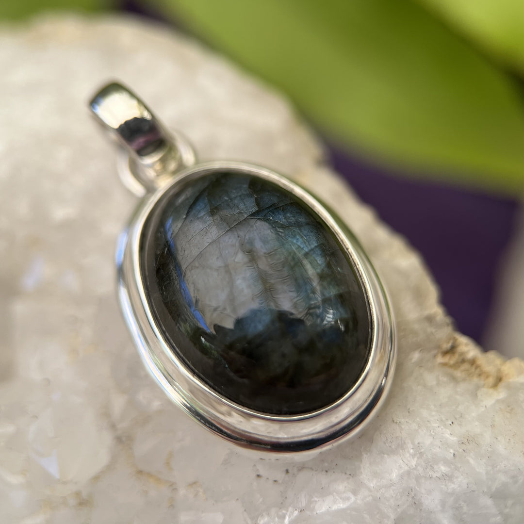 Pendant Blue Labradorite Oval 3.0 cm