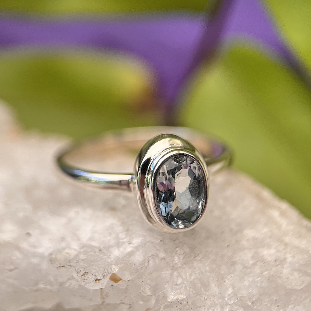 Ring Blue Topaz Oval Facet 0.6 cm