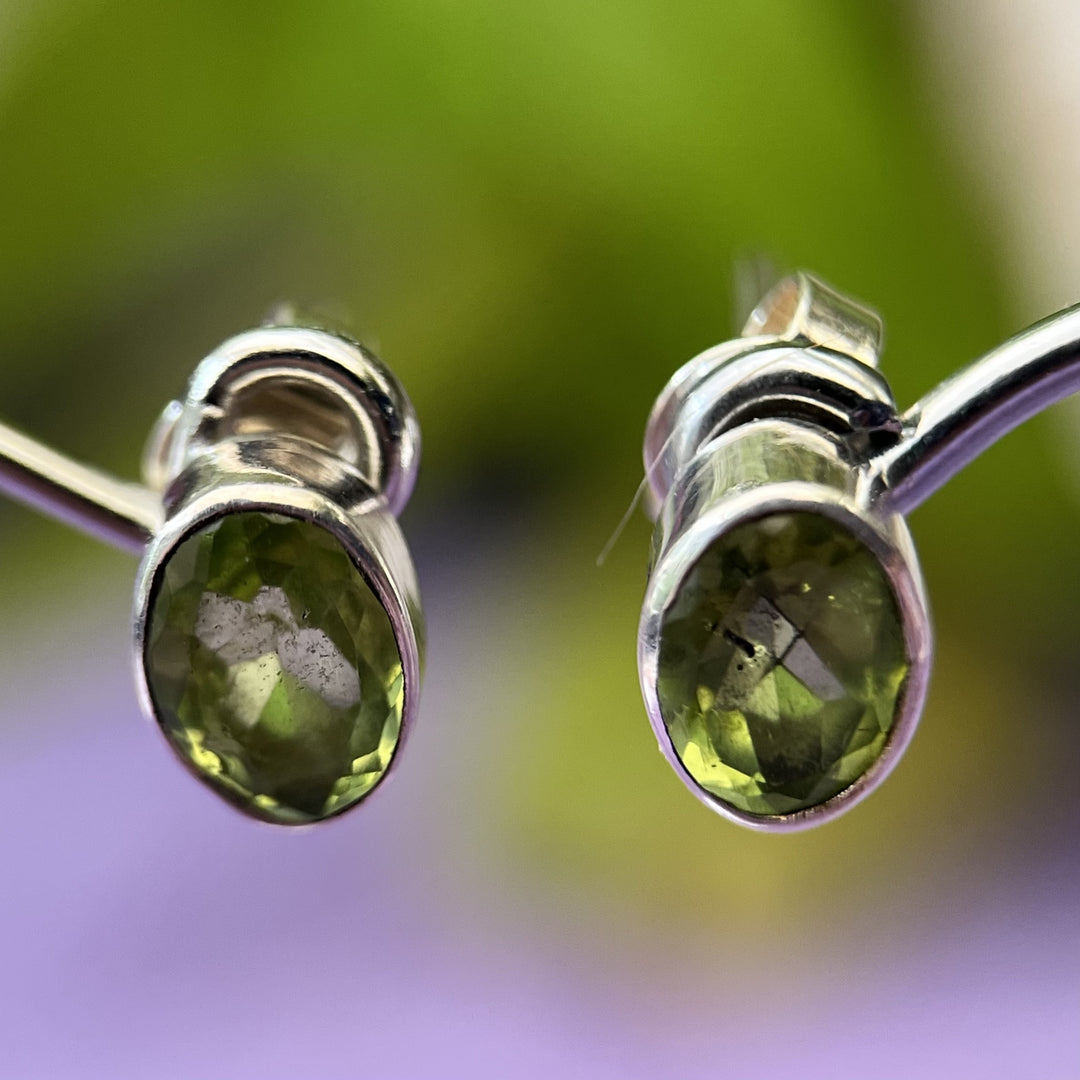 Stud Earrings Peridot Oval Facet 0.6 cm