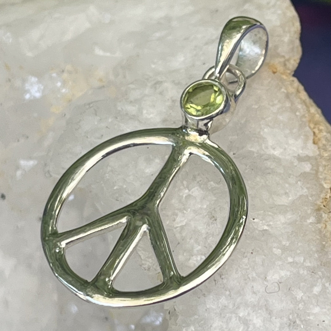 Pendant Peridot Peace Sign
