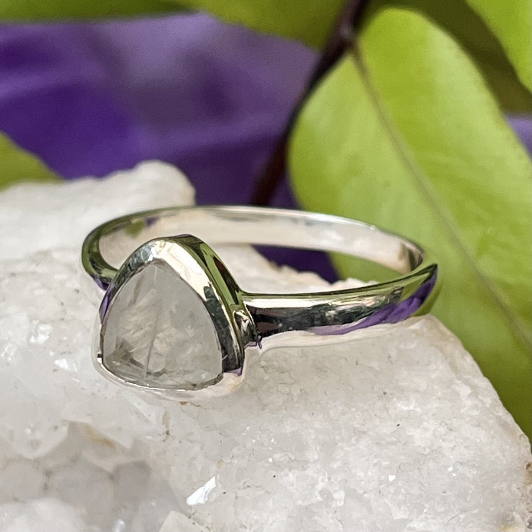 Ring Rainbow Moonstone Trillion Cut 0.7 cm