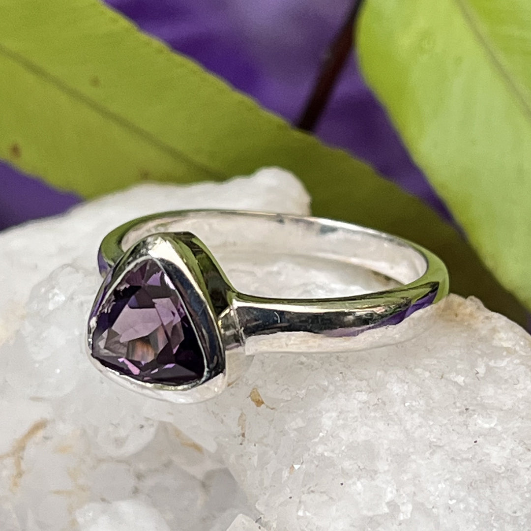 Ring Amethyst Trillion Cut Facet 0.6 cm