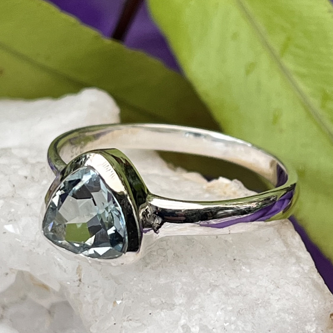 Ring Blue Topaz Trillion Cut Facet 0.8 cm