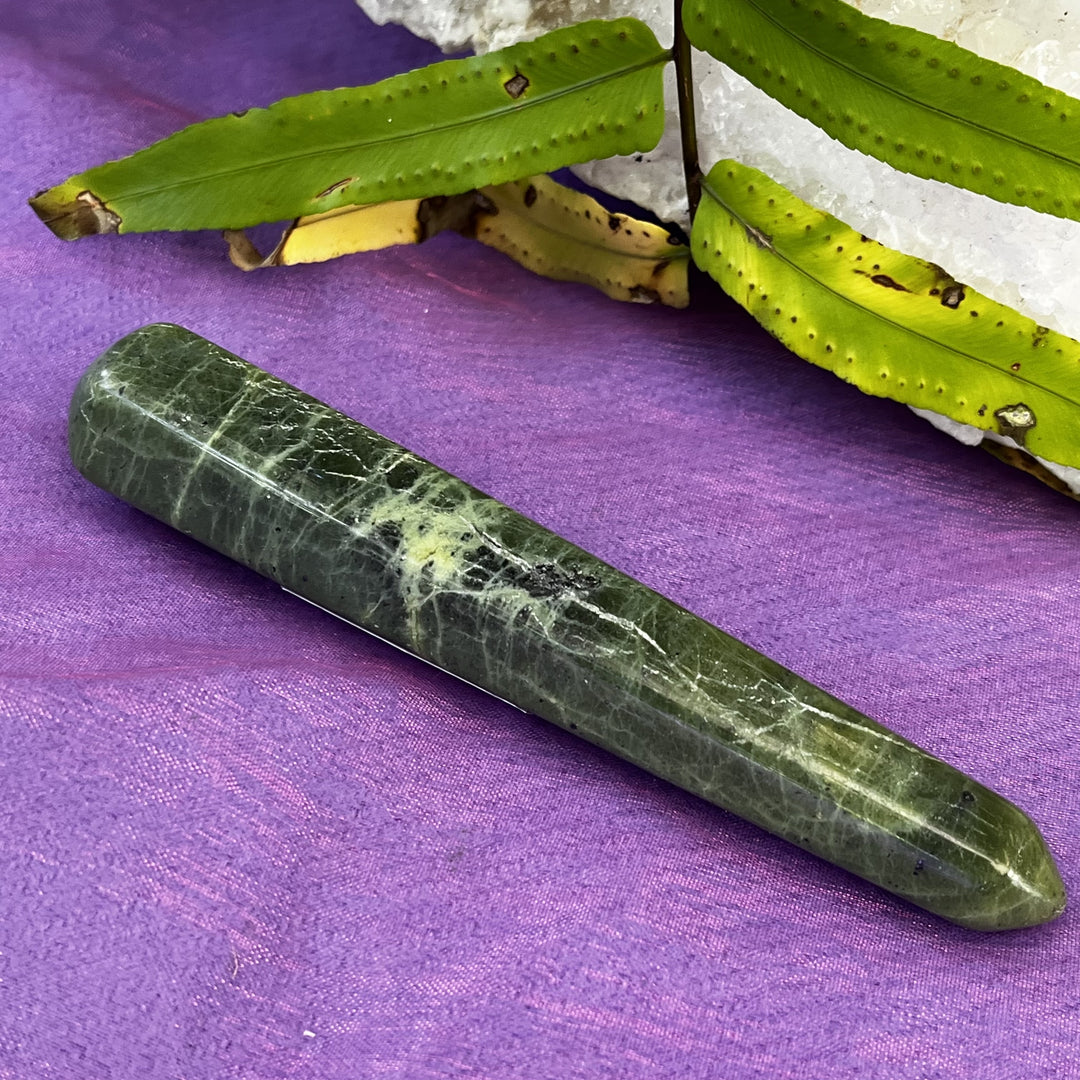 Wand Nephrite Jade Rounded 11.7 cm
