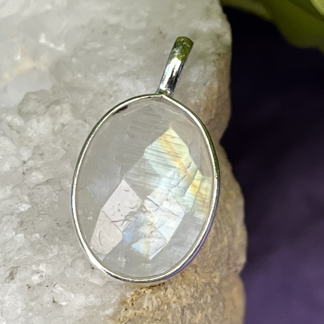 Pendant Rainbow Moonstone Oval Facet 2.3 cm | Carpe Diem With Remi