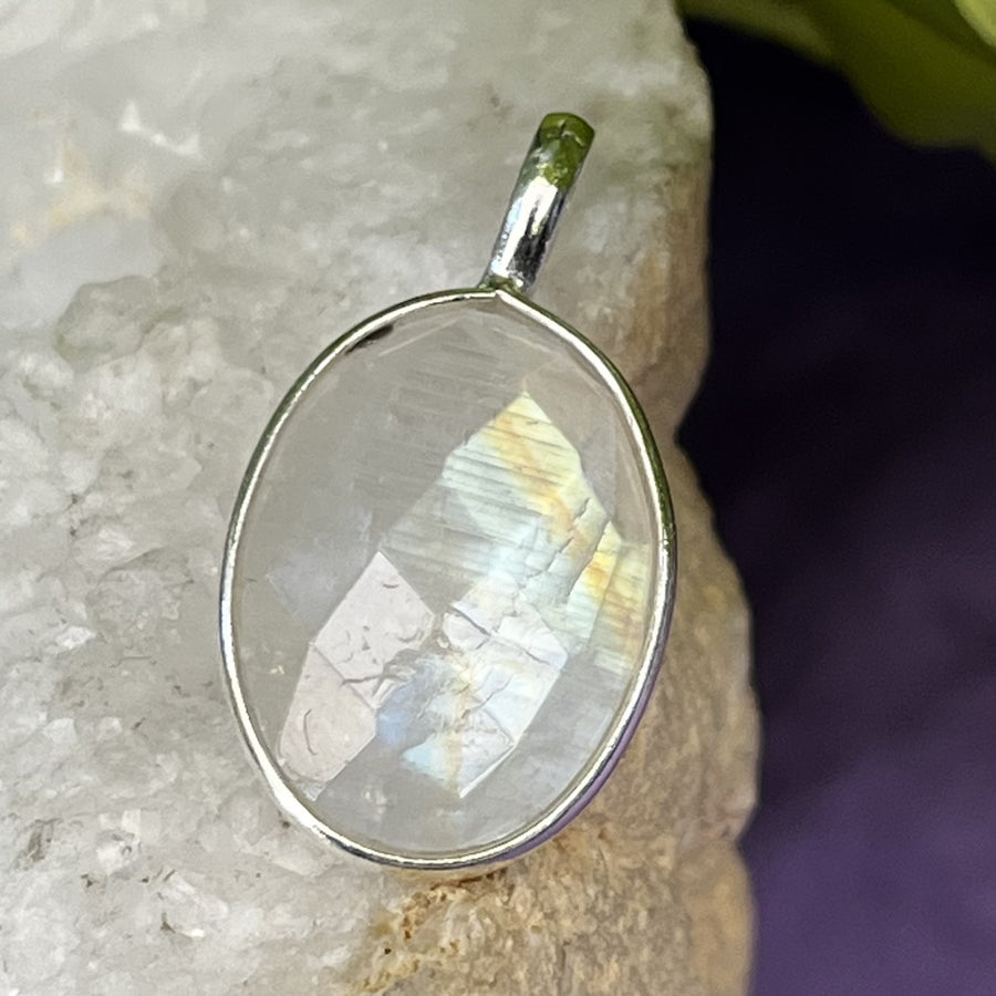 Pendant Rainbow Moonstone Oval Facet 2.3 cm | Carpe Diem With Remi