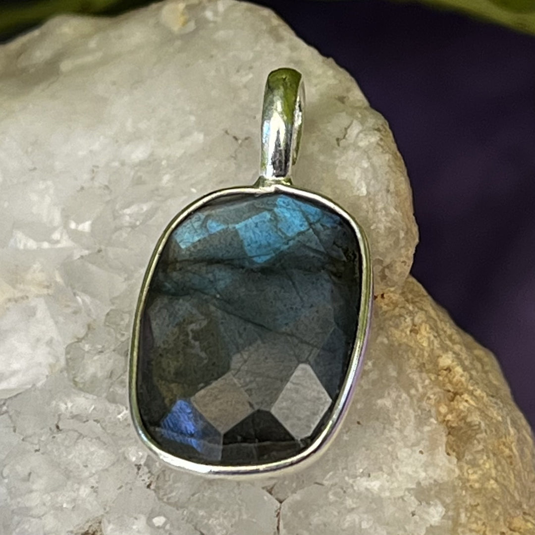 Pendant Labradorite Rectangle Facet 2.2 cm | Carpe Diem With Remi