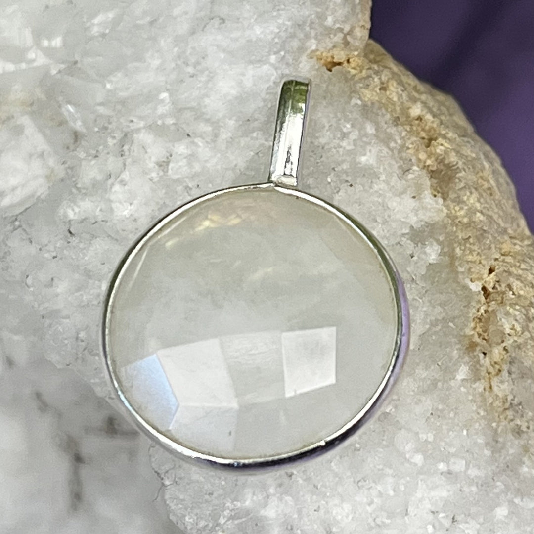 Pendant Rainbow Moonstone Round Facet 2.2 cm | Carpe Diem With Remi