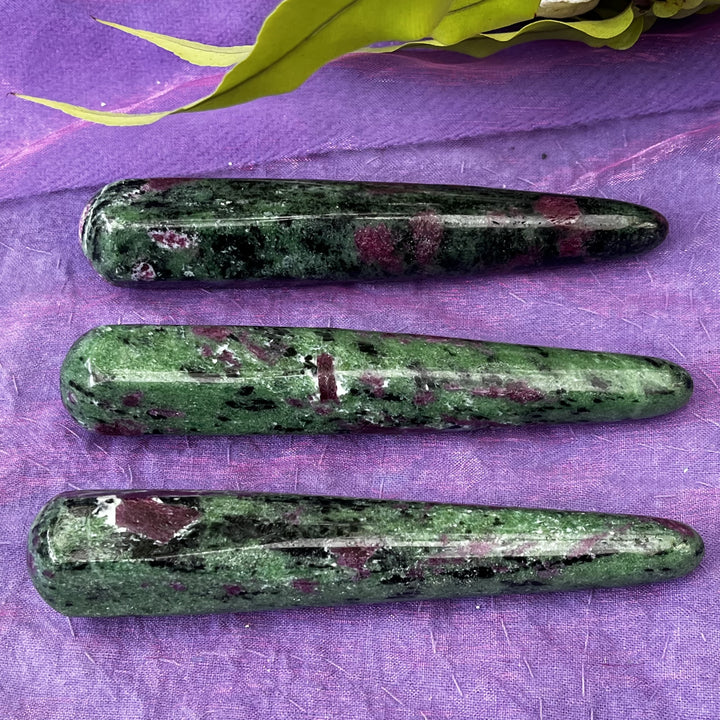 Wand Ruby in Zoisite Tapered 12 cm | Carpe Diem With Remi