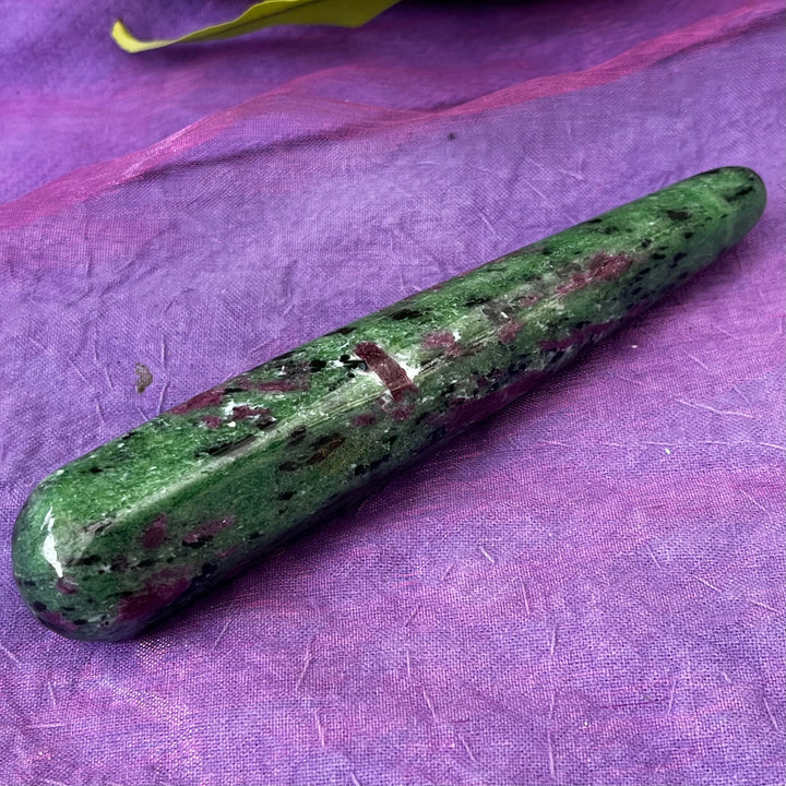 Wand Ruby in Zoisite Tapered 12 cm | Carpe Diem With Remi