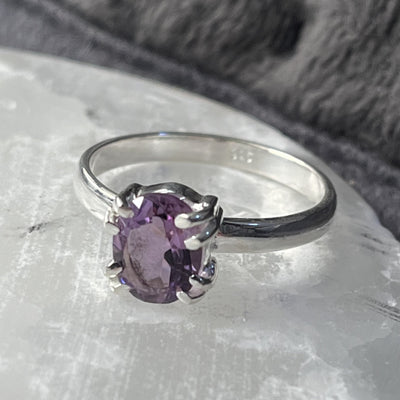 Ring Amethyst Oval Faceted Claw 1 cm | Carpe Diem With Remi