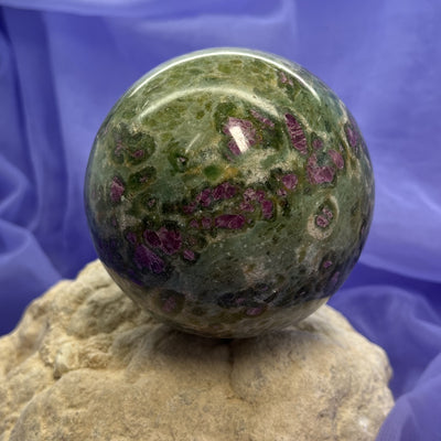 Ruby Fuschite Sphere 7.95 cm | Carpe Diem With Remi