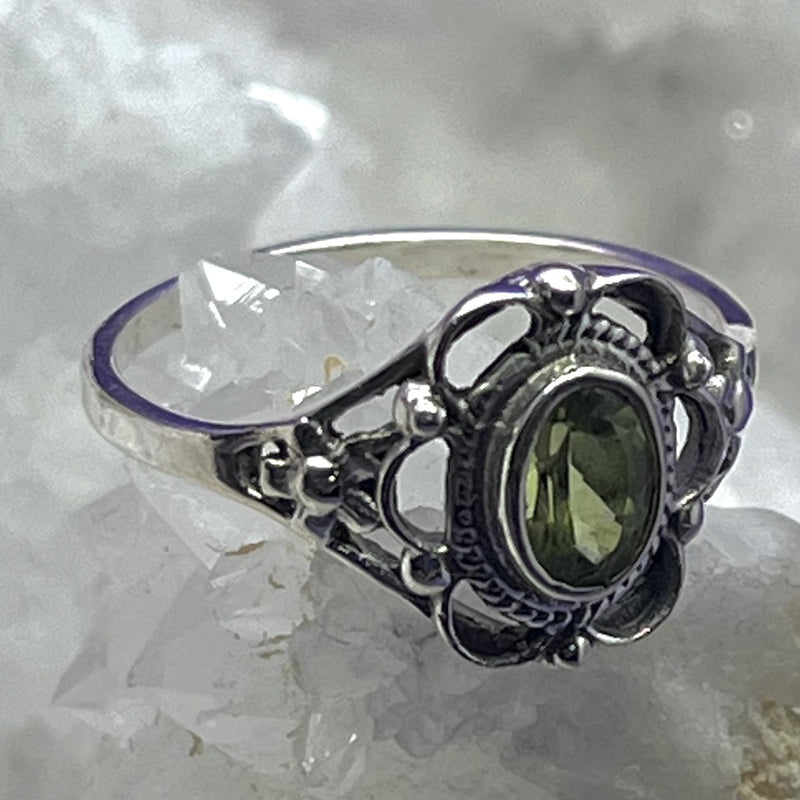 Ring Peridot Oval Faceted 0.5 cm