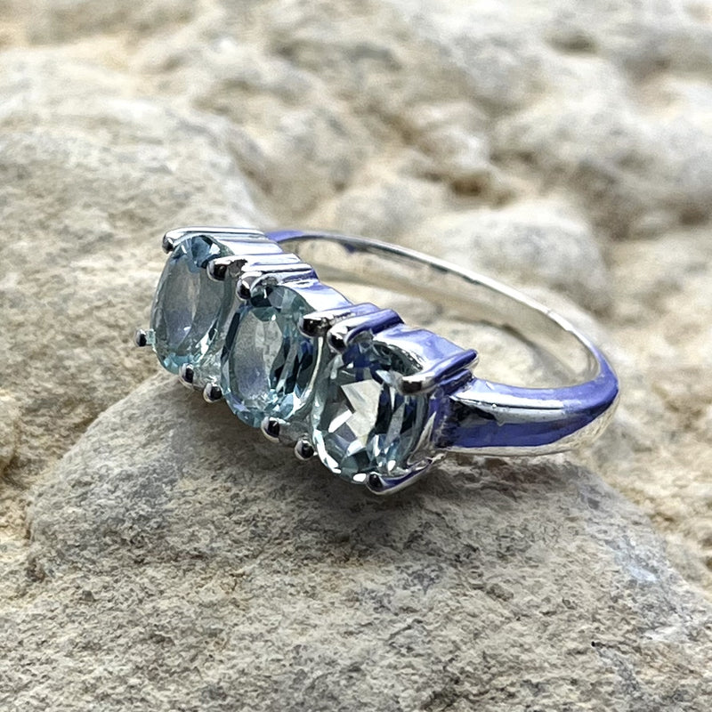 Ring Blue Topaz 3 Faceted Stones
